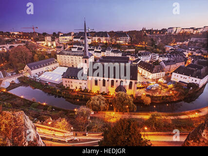 La ville de Luxembourg : Vue aérienne de Saint Jean Baptiste et de la vieille ville au crépuscule Banque D'Images