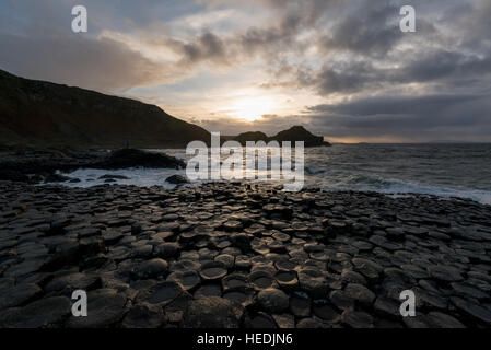 Giant's Causeway est un hot spot touristique dans l'Irlande du Nord. La région est une curiosité géologique, créé par des colonnes de basalte d'enclenchement. Banque D'Images