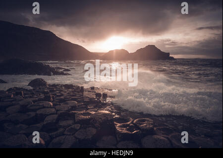 Giant's Causeway est un hot spot touristique dans l'Irlande du Nord. La région est une curiosité géologique, créé par des colonnes de basalte d'enclenchement. Banque D'Images