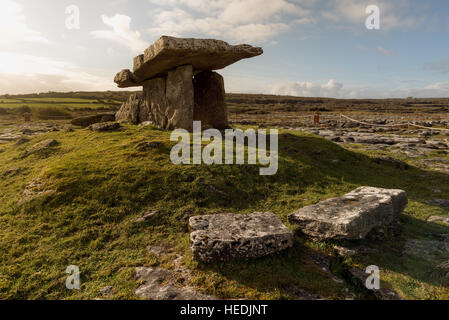 Dolmen de Poulnabrone portal est un neolotic tombeau situé dans le Burren, comté de Clare, Irlande. Banque D'Images