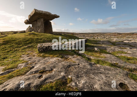 Dolmen de Poulnabrone portal est un neolotic tombeau situé dans le Burren, comté de Clare, Irlande. Banque D'Images