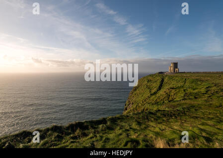 Vue panoramique d'un paysage marin avec O'Brien Tower at les Falaises de Moher, Irlande Banque D'Images