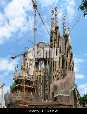 Les grues sont dominant le site de construction du temple de la Sagrada Familia à Barcelone, Catalogne, Espagne. Banque D'Images