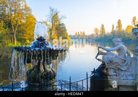 Une sculpture et une fontaine par le lac Serpentine, à Hyde Park, à l'automne, Londres Banque D'Images