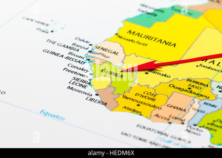 Flèche rouge pointant la Guinée sur la carte de l'Afrique continent Banque D'Images