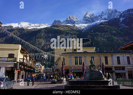 Ville de Chamonix et les Aiguilles de Chamonix, Alpes, France Banque D'Images