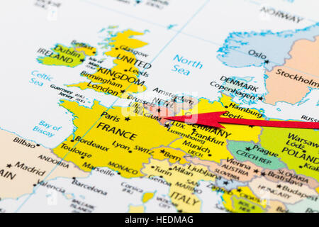Flèche rouge pointant la Belgique sur la carte de l'Europe continent Banque D'Images