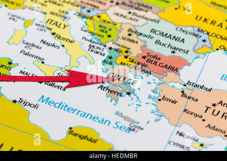 Flèche rouge pointant la Grèce sur la carte de l'Europe continent Banque D'Images