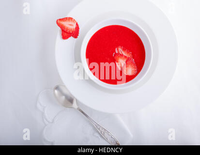Soupe de fraises avec une serviette blanche sur une table Banque D'Images