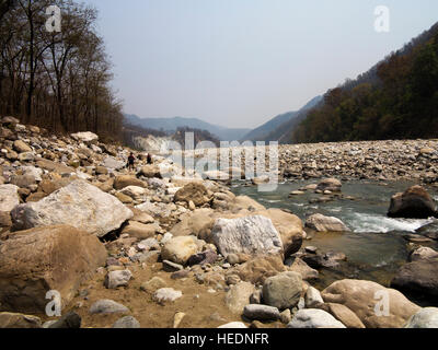 Lit pierreux de la rivière. Ladhya Ce domaine a été rendu célèbre par Jim Corbett dans son livre Maneaters de Kumaon, Uttarakhand, Inde Banque D'Images