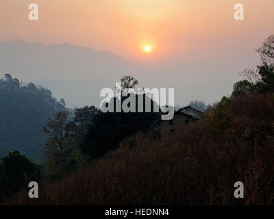 Lever du soleil près d'une maison abandonnée à Thak village. Thak village a été rendu célèbre par Jim Corbett dans son livre Maneaters du Kumaon Banque D'Images