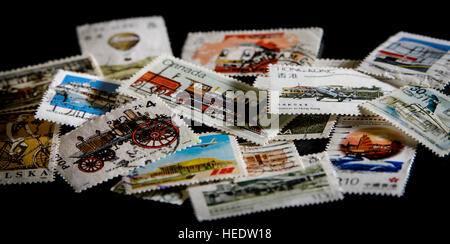 Close up de timbres-poste sur un fond noir Banque D'Images