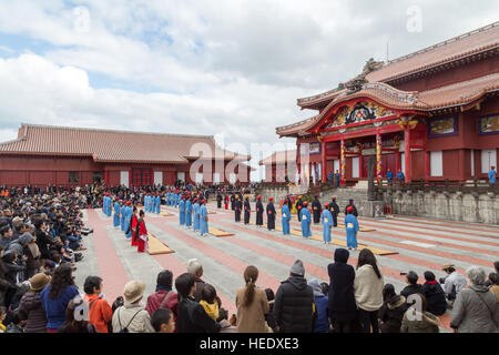 L'Okinawa, Japon - janvier 02, 2015 : s'habille les gens à la traditionnelle fête du Nouvel An au château de Shuri-jo Banque D'Images