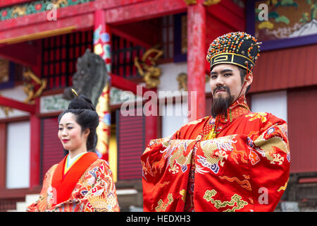 L'Okinawa, Japon - janvier 02, 2015 : s'habille les gens effectuant un spectacle à la traditionnelle fête du Nouvel An au château de Shuri-jo Banque D'Images