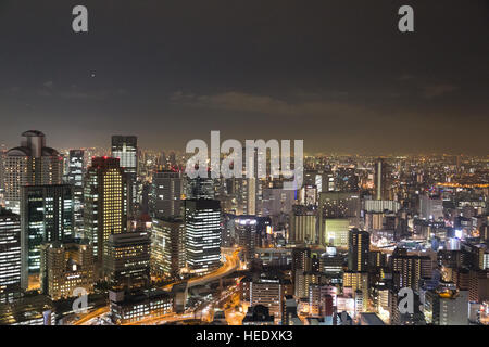 Osaka, Japon - 10 décembre 2014 : vue sur l'horizon du centre-ville avec des gratte-ciel illuminés par nuit Banque D'Images