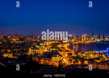 Vue sur Bakou, Azerbaïdjan skyline at night Banque D'Images