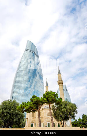 Sehidler Xiyabani Flame towers et mosquée, Baku, Azerbaïdjan Banque D'Images