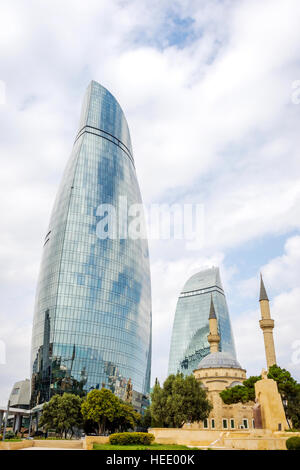 Sehidler Xiyabani Flame towers et mosquée, Baku, Azerbaïdjan Banque D'Images