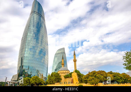 Sehidler Xiyabani Flame towers et mosquée, Baku, Azerbaïdjan Banque D'Images