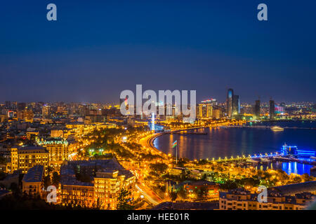 Vue sur Bakou, Azerbaïdjan skyline at night Banque D'Images