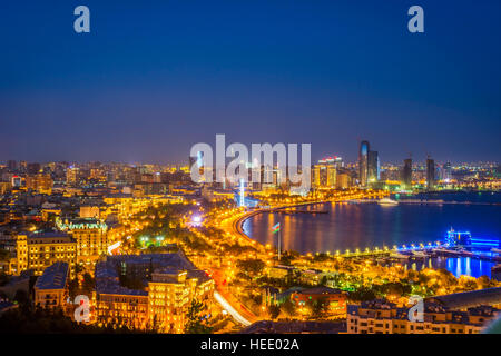 Vue sur Bakou, Azerbaïdjan skyline at night Banque D'Images