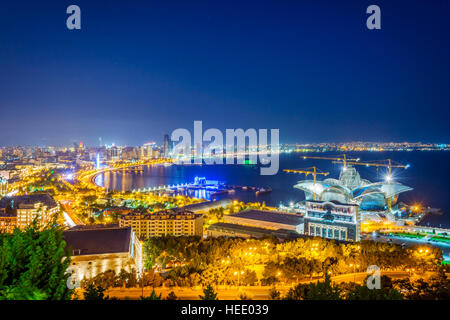 Vue sur Bakou, Azerbaïdjan skyline at night Banque D'Images