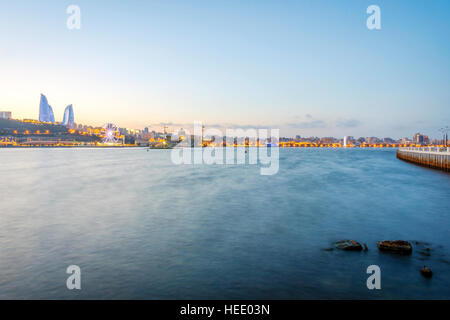 Vue sur les toits de Bakou à partir de la mer Caspienne, l'Azerbaïdjan waterfront Banque D'Images