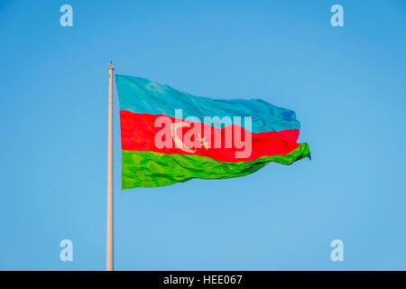 Azeri drapeaux dans le vent à la place du drapeau national, Baku, Azerbaïdjan Banque D'Images