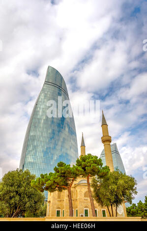 Sehidler Xiyabani Flame towers et mosquée, Baku, Azerbaïdjan Banque D'Images