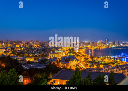 Vue sur Bakou, Azerbaïdjan skyline at night Banque D'Images