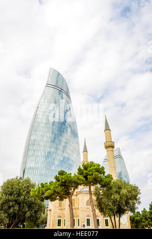 Sehidler Xiyabani Flame towers et mosquée, Baku, Azerbaïdjan Banque D'Images