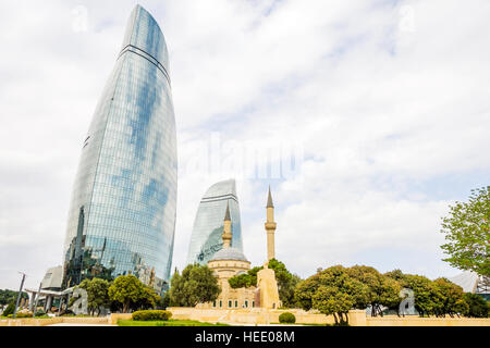 Sehidler Xiyabani Flame towers et mosquée, Baku, Azerbaïdjan Banque D'Images