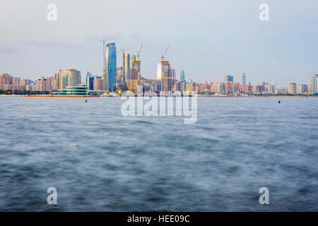 Vue sur les toits de Bakou à partir de la mer Caspienne, l'Azerbaïdjan waterfront Banque D'Images