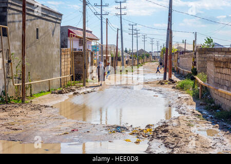 BAKU, AZERBAÏDJAN - Septembre 28 : Vue sur rue locale en construction à Bakou en banlieue. Septembre 2016 Banque D'Images