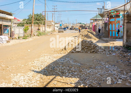 BAKU, AZERBAÏDJAN - Septembre 28 : Vue sur rue locale en construction à Bakou en banlieue. Septembre 2016 Banque D'Images