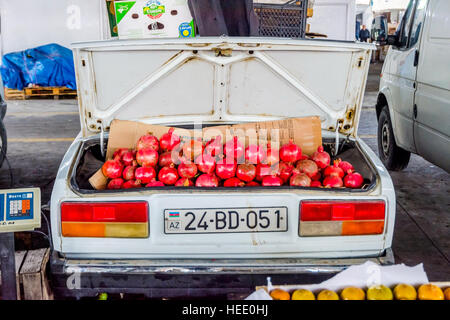 BAKU, Azerbaïdjan - 24 SEPTEMBRE : grenades mûres pour la vente dans la vieille voiture Lada soviétique sur le marché local. Septembre 2016 Banque D'Images