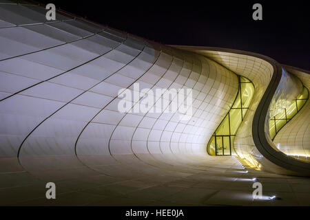 BAKOU, AZERBAÏDJAN - 22 SEPTEMBRE 2016 : centre Heydar Aliyev de nuit conçu par Zaha Hadid. Le centre abrite une salle de conférence, une galerie et un musée. Banque D'Images