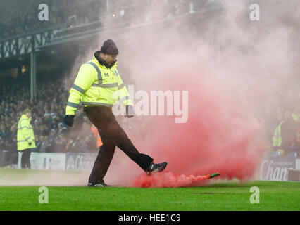 Un match steward supprime une poussée après qu'il a été jeté sur le terrain pendant la première Liverpool but marqué par Sadio Mane au cours de la Premier League match à Goodison Park, Liverpool. Banque D'Images