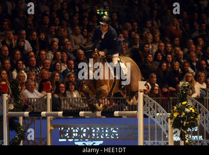 Great Britain's Scott Brash équitation Bonjour Guv'ni en concurrence dans le Grand Prix de l'Olympia pendant sept jours de la London International Horse Show à l'Olympia de Londres. ASSOCIATION DE PRESSE Photo. Photo date : lundi 19 décembre, 2016. Voir PA story EQUESTRIAN Olympia. Crédit photo doit se lire : Steve Parsons/PA Wire Banque D'Images