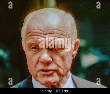 Washington, DC., USA, 24 mai 1987, le sénateur John Glenn, Démocrates de l'Ohio parle avec des journalistes à l'extérieur de l'ABC Studios à Washington DC. après son apparition sur le dimanche matin "talk show" de cette semaine : Mark Reinstein Crédit Banque D'Images