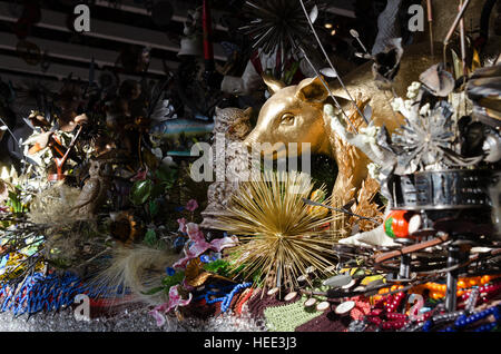 North Adams, USA. 16 Dec, 2016. Avis de 'jusqu'à', une installation de l'artiste Nick Cave au Mass MoCA. Banque D'Images