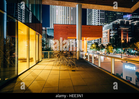 L'extérieur de la Musée de la monnaie la nuit, dans les quartiers chics de Charlotte, Caroline du Nord. Banque D'Images