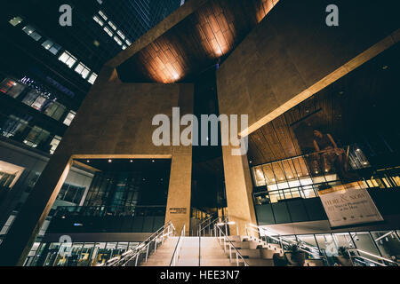 L'extérieur de la Musée de la monnaie la nuit, dans les quartiers chics de Charlotte, Caroline du Nord. Banque D'Images