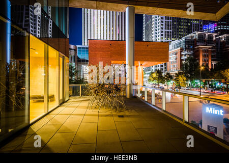 L'extérieur de la Musée de la monnaie la nuit, dans les quartiers chics de Charlotte, Caroline du Nord. Banque D'Images
