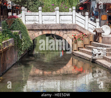 Ancien pont de la vieille ville de Dayan. Lijiang, Chine. Banque D'Images