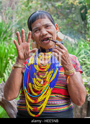 LAOS, PLATEAU DES BOLAVENS - février 14, 2011 : femme d'une tribu de Kathu, fume une pipe dans le village près des Bolavens plateaux, Laos. Banque D'Images