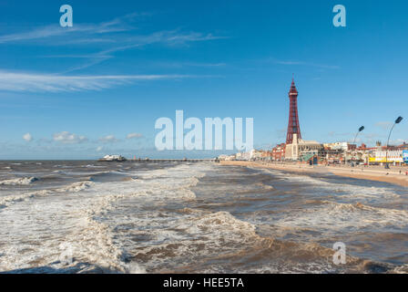 Blackpool Tower et plage de Blackpool en Angleterre Banque D'Images