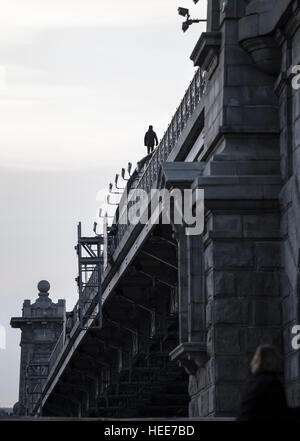 Marche à travers le pont voûté sur la rivière Banque D'Images