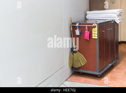 Maid's panier avec une serviette dans le corridor de l'hôtel Banque D'Images