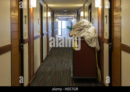 Maid's panier avec une serviette dans le corridor de l'hôtel Banque D'Images